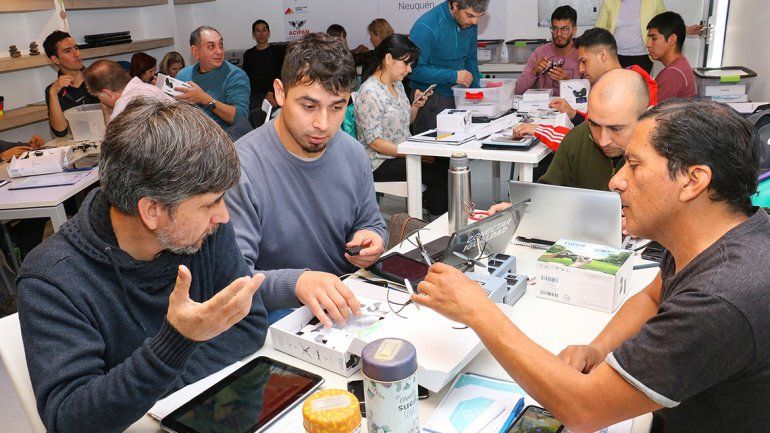 Entrenan a profes para usar drones en las secundarias