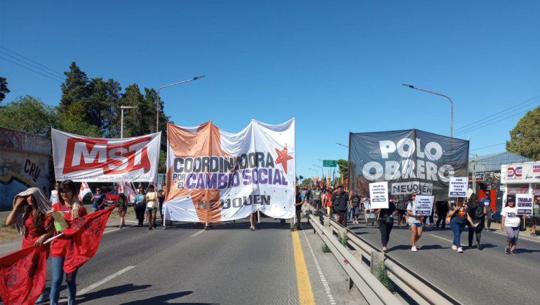 Martes de caos: organizaciones sociales cortarán los puentes carreteros