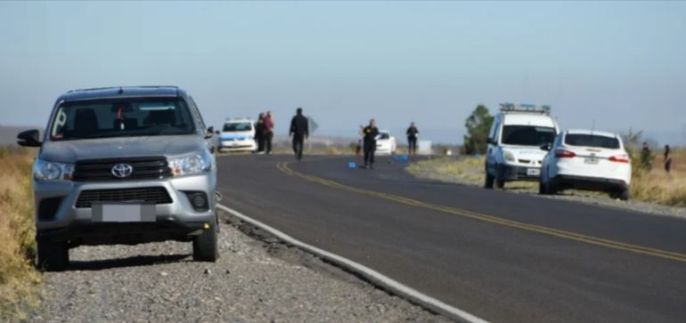 La Toyota Hilux que impactó con la moto del médico de Chubut en la curva con doble línea amarilla de la ruta 25. La Toyota Hilux que impactó con la moto del médico de Chubut en la curva con doble línea amarilla de la ruta 25. 