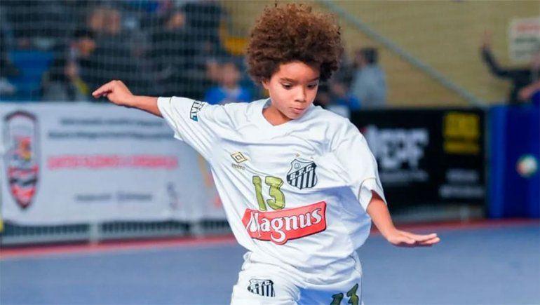 Con 8 años, es un genio en el fútbol y ya firmó su primer contrato con una famosa marca