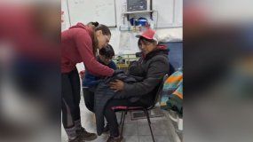 Las primeras atenciones que recibió en el Centro de Salud de la localidad. | LM Neuquen Las primeras atenciones que recibió en el Centro de Salud de la localidad.