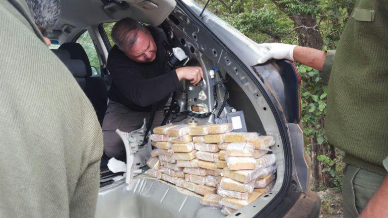 En el baúl de la Honda CRV encontraron varios ladrillos de marihuana.