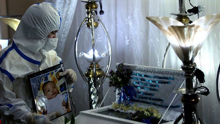 Esposada y con custodia, veló a su beba de 3 meses