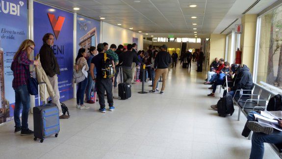 Hay días en que el flujo de pasajeros es constante en la aeroestación neuquina. Los pasajeros consideran que ya deberían pensar en una ampliación.