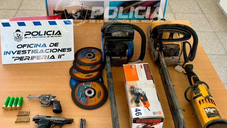 Tras una balacera, demoraron a los pistoleros con armas de fuego, cartuchos, un auto y motosierras | LM Neuquen Tras una balacera, demoraron a los pistoleros con armas de fuego, cartuchos, un auto y motosierras