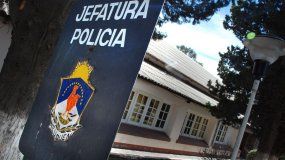 Los policías se fueron a las manos adentro y afuera de un boliche. | LM Neuquen Los policías se fueron a las manos adentro y afuera de un boliche.