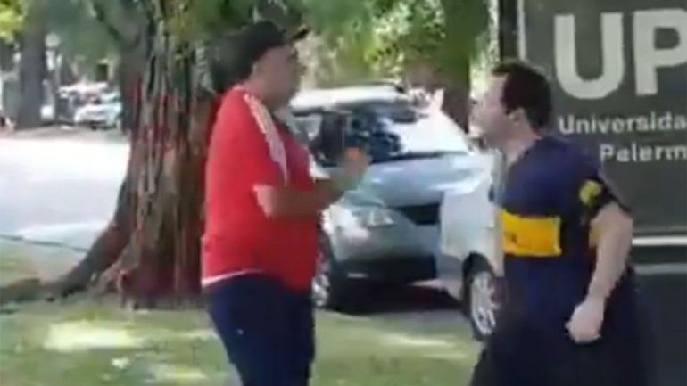Video: salió a correr con la camiseta de Boca y se fue a las piñas con un hincha de River