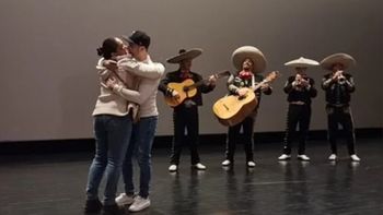 Acompañado por cuatro mariachis, el joven entró de sorpresa a una sala de cine repleta para pedirle matrimonio a su mujer. Acompañado por cuatro mariachis, el joven entró de sorpresa a una sala de cine repleta para pedirle matrimonio a su mujer.