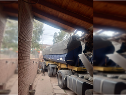 Así quedó el vehículo incrustado en la casa. Así quedó el vehículo incrustado en la casa.