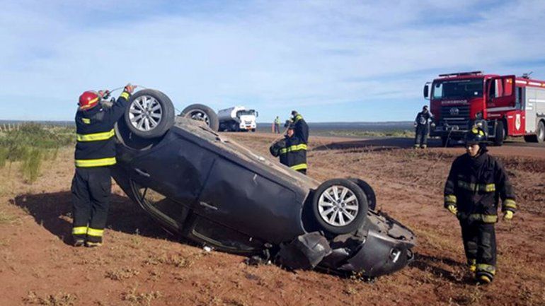 Tres hombres heridos tras volcar en Challacó