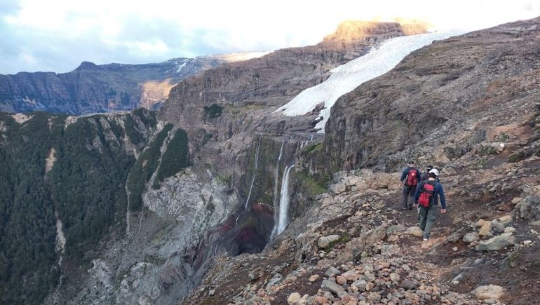 Los rescataron en la montaña, pero los multaron por no haberse registrado