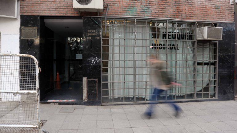 La audiencia se realizó en la sala de calle Yrigoyen. De espaldas