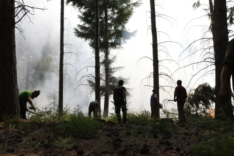 Es incesante la tarea de los brigadistas en la lucha contra los incendios en El Bolsón / Foto