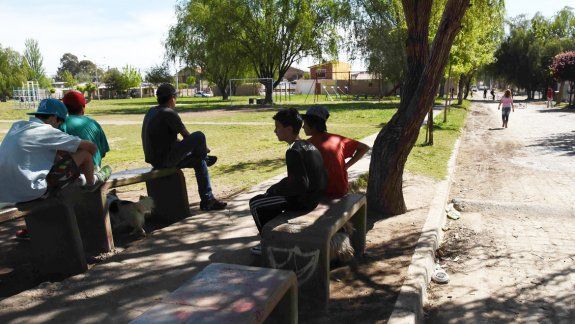Los chicos estaban en esta plaza y, cuando escucharon las detonaciones, sólo atinaron a tirarse al piso.