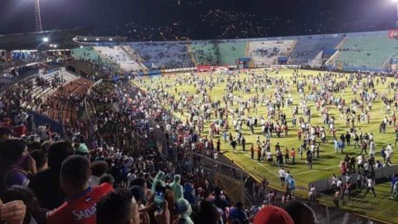 Barbarie en el clásico de fútbol hondureño: al menos tres muertos