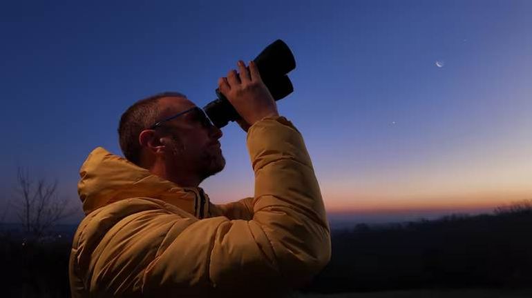 La forma de apreciar el eclipse lunar en su máximo esplendor es utilizando binoculares o telescopios.