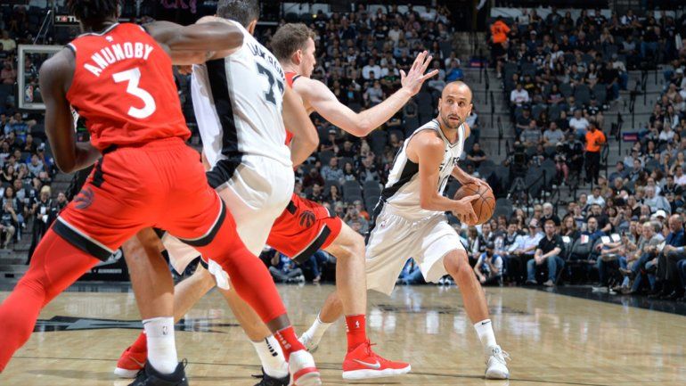 Otro buen aporte de Manu en la victoria sobre Toronto