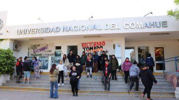 La toma del rectorado en la UNCo se lleva a cabo desde este lunes / Foto