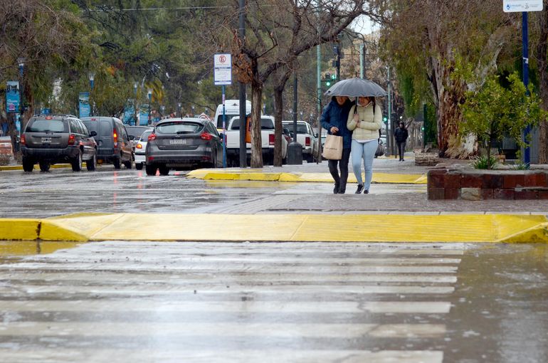 Emiten alerta naranja por lluvias en Neuquén y amarilla por nevadas en la cordillera