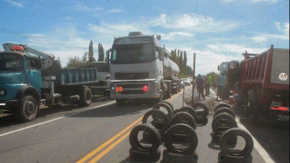 Camioneros cortan la Ruta 40 en protesta por el Operativo Leña