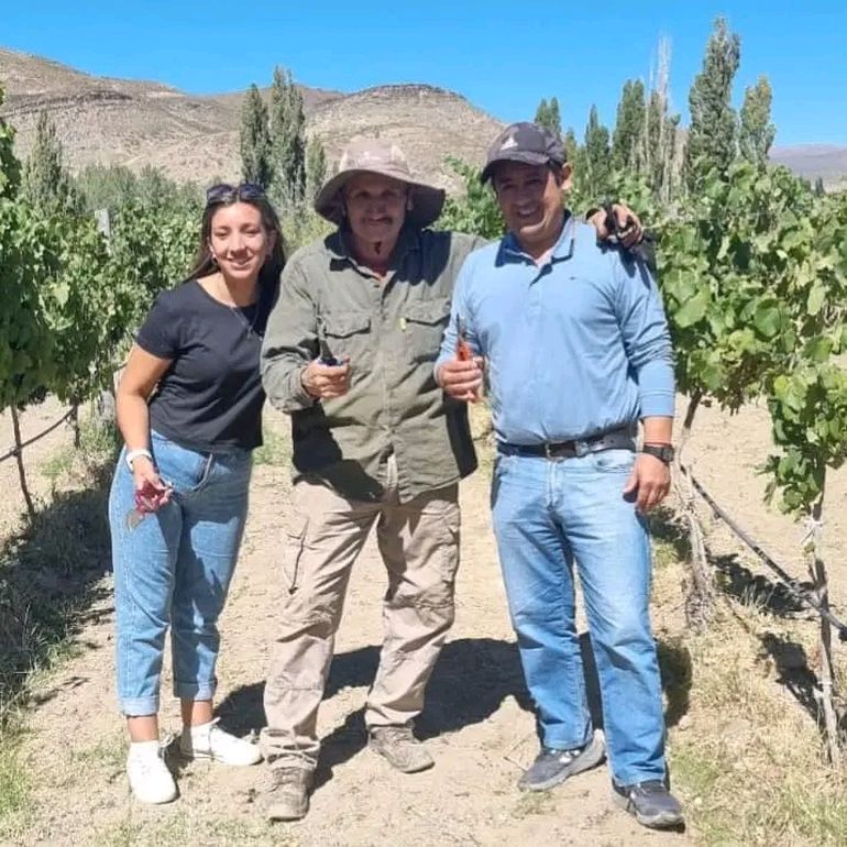 El intendente de Taquimilán, Juan Carlos Montesino, junto a la familia Liberatori. El intendente de Taquimilán, Juan Carlos Montesino, junto a la familia Liberatori.