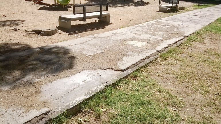 Las grietas de las veredas tienen años. Una mujer mayor se cayó dos veces y disparó un fuerte reclamo al Municipio.