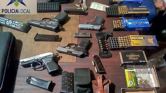 Como tenía armas en su casa, fue imputado por tenencia ilegal.