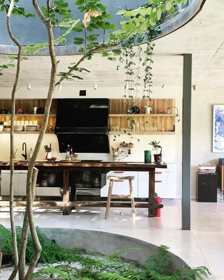 La cocina está integrada al resto de la planta baja y comparte espacio con el árbol, que llega hasta la segunda planta. La cocina está integrada al resto de la planta baja y comparte espacio con el árbol, que llega hasta la segunda planta.