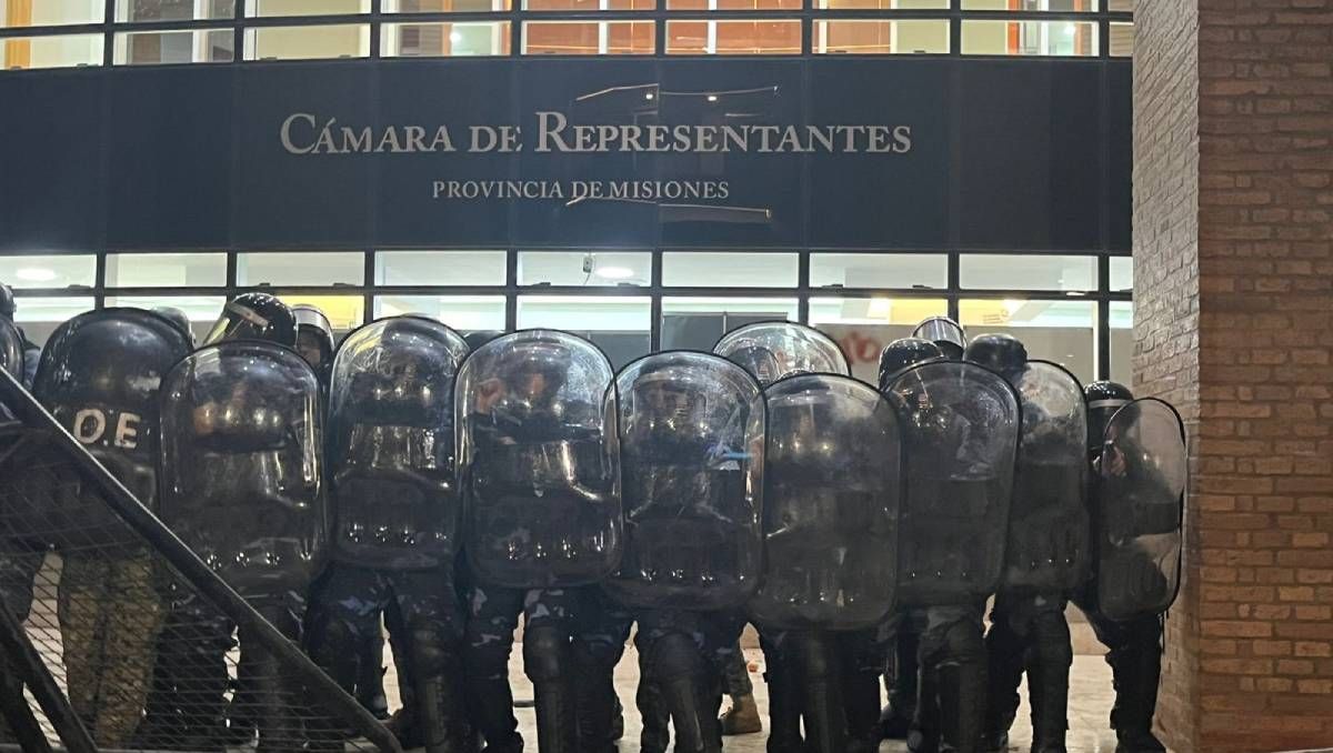 La custodia policial en la Legislatura de Misiones no pudo evitar el ingreso de los manifestantes.