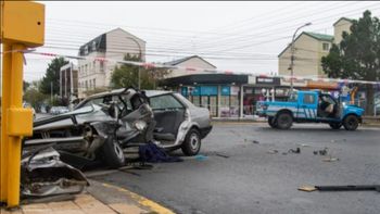 El Volkswagen de Rodrigo Cokito Oyarzo destruido y, al fondo, la camioneta de Tránsito, el 5 de marzo de 2023 en una esquina de la avenida San Martín, en Río Gallegos. El Volkswagen de Rodrigo Cokito Oyarzo destruido y, al fondo, la camioneta de Tránsito, el 5 de marzo de 2023 en una esquina de la avenida San Martín, en Río Gallegos.