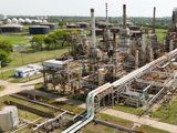 YPF se asociará con una empresa de EEUU para reconvertir la refinería de San Lorenzo y exportar biocombustibles para aviones