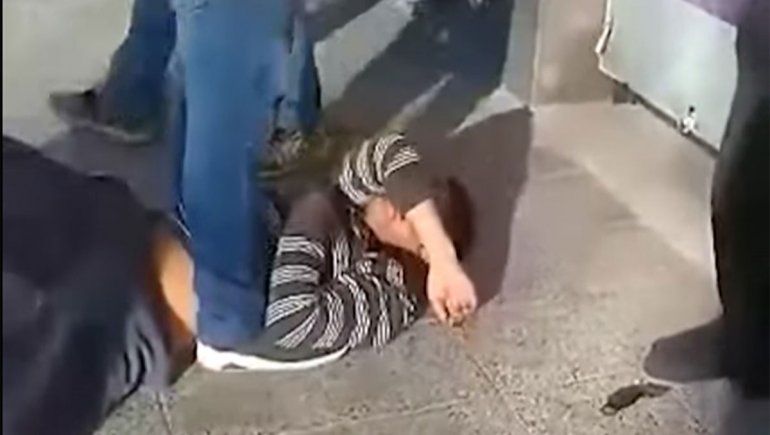 Vecinos casi linchan a un hombre que los atacó con un cuchillo