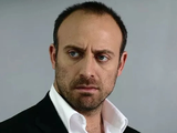 Condenaron a 2 años de cárcel a famoso actor de novelas turcas : de qué lo acusan