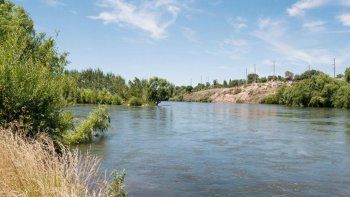 Desesperada búsqueda de un joven que cayó al río Neuquén