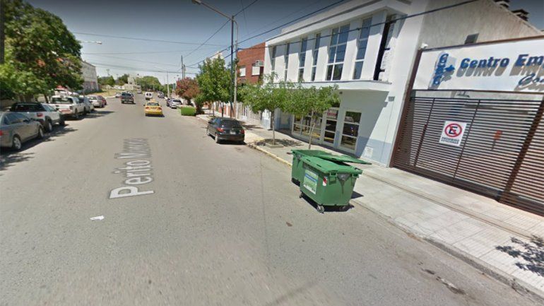 Encañonaron y bajaron a la rastra a una mujer para robarle el auto en el bajo neuquino