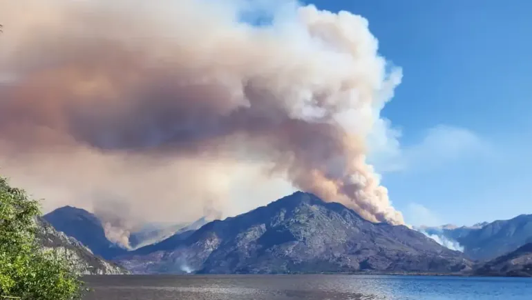 La gran columna de humo que dio cuenta de que el incendio se reavivó en Chubut.