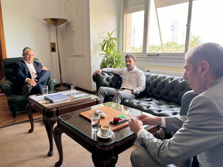 Rolando Figueroa, su colega de Chubut, Ignacio Torres y el secretario de Energía, Eduardo Rodríguez Chirillo. Rolando Figueroa, su colega de Chubut, Ignacio Torres y el secretario de Energía, Eduardo Rodríguez Chirillo.
