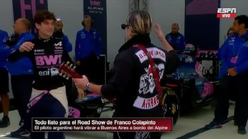 El guitarrista de Airbag emocionó a Colapinto y al público presente con el himno. El guitarrista de Airbag emocionó a Colapinto y al público presente con el himno.