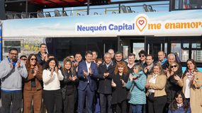 Gaido y Figueroa lanzaron dos nuevos buses turísticos para potenciar la modernización: cómo serán los recorridos | LM Neuquen Gaido y Figueroa lanzaron dos nuevos buses turísticos para potenciar la modernización: cómo serán los recorridos