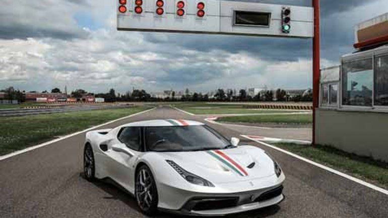 La Ferrari tiene detalles hechos a mano por la marca.