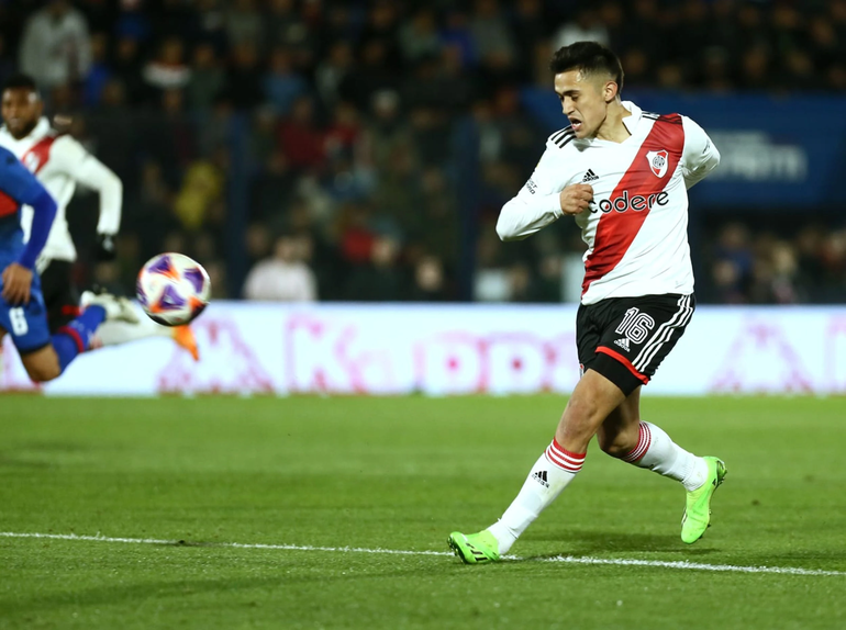 Solari marcó un golazo gracias a un dato clave que le dio el profe de arqueros