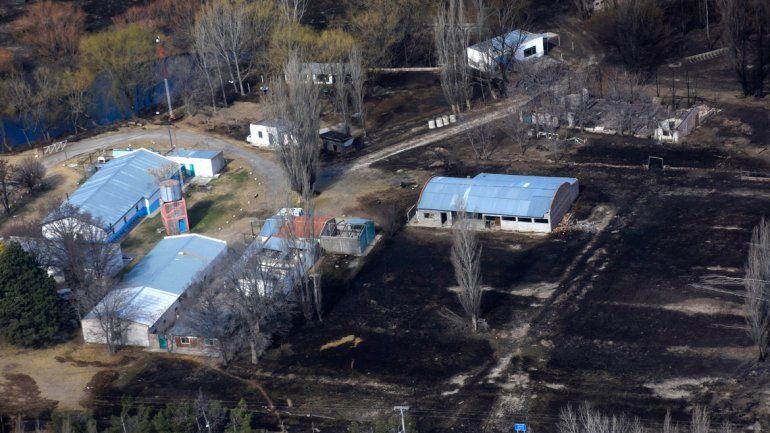 Muchos establecimientos fueron arrasados por las llamas que se originaron con el temporal de viento.