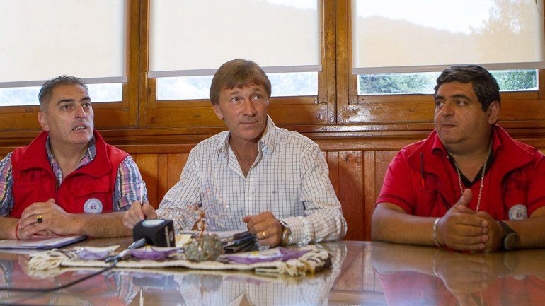 Autoridades de San Martín de los Andes siguen de cerca la actividad del volcán Lanín.