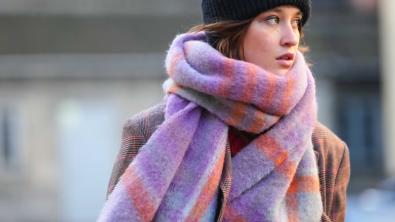 Adiós bufandas tradicionales: qué son las puffer scarves que ya marcan tendencia en este invierno 2025