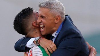 El festejo de Hernán Crespo por su primer gran título en el país. El festejo de Hernán Crespo por su primer gran título en el país.