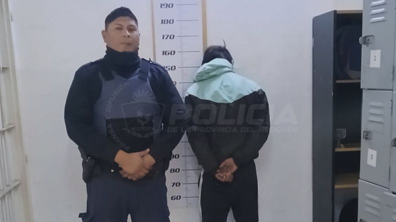 Un ladrón entró a robar a un patio y no alcanzó a huir: fue atrapado por vecinos | LM Neuquen Un ladrón entró a robar a un patio y no alcanzó a huir: fue atrapado por vecinos