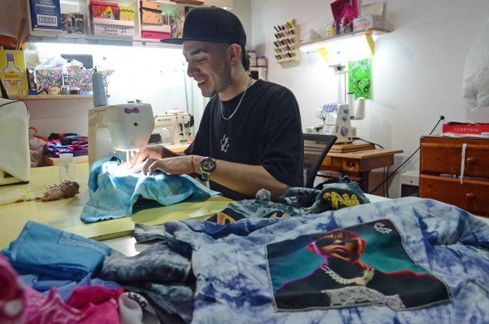 Joven neuquino la rompe con sus diseños entre raperos y estrellas