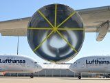 FOTO DE ARCHIVO: Dos Airbus A380-800 de Lufthansa están aparcados mientras el tráfico aéreo se ve afectado por la propagación del coronavirus, en Fráncfort, Alemania, el 23 de marzo de 2020. Arne