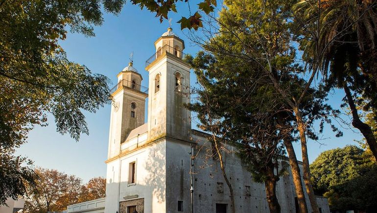 Con sus cafés, museos y vistas al río, Colonia del Sacramento mantiene intacto el encanto que atrae a miles de visitantes cada año. Con sus cafés, museos y vistas al río, Colonia del Sacramento mantiene intacto el encanto que atrae a miles de visitantes cada año.