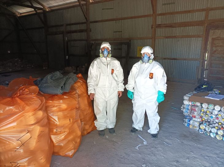 El envase se debe escurrir por 30 segundos y perforarlo para evitar su utilización posterior. El envase se debe escurrir por 30 segundos y perforarlo para evitar su utilización posterior.